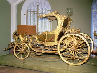 Gondelwagen der Kaiserin Katharina II., geschnitztes Holz, Vergoldung auf Gesso-Grund, bemalte Dekoration und Samtpolsterung, 1770er Jahre